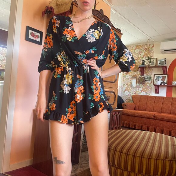 Floral plunge V neck Romper! - Picture 5 of 16
